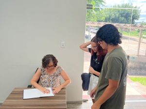 Arquvisita Euliene Rocha (Chefe do Arquivo Geral) e Alunos do primeiro período do curso de História da UFCG (Visita técnica)